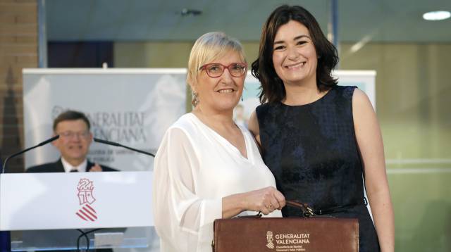 Carmen Montón, a la derecha, con su sucesora Ana Barceló y el presidente Ximo Puig, al fondo.