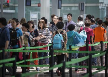 El Prat encara l’estiu fregant el caos per vagues i falta de personal