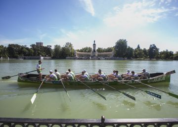 La trainera de Hondarribia exhibe su fuerza en El Retiro madrileño