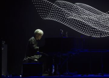 Ryuichi Sakamoto y Alva Noto fascinaron con su diálogo entre acústica y electrónica
