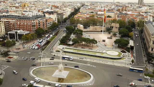 Carmena planea convertir la plaza de Colón en “una playa” este verano