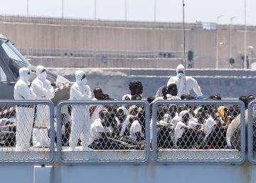 Llegada del último barco con 250 de inmigrantes al puerto de Valencia.