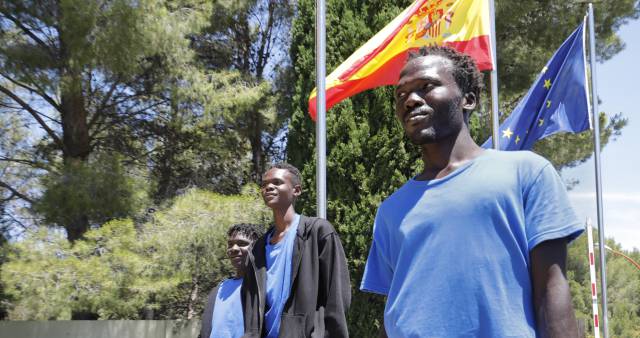 Tres de los migrantes del 'Aquarius' alojados en el centro educativo de Cheste, en Valencia.