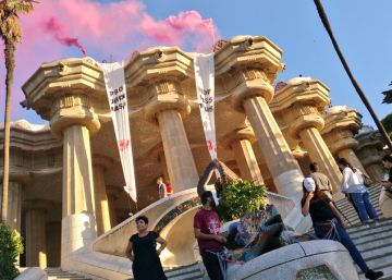 Activistes d’Arran s’encadenen al drac del Park Güell per protestar contra el turisme