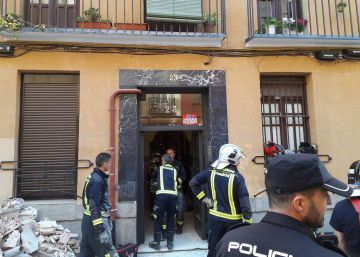 El desplome de las pasarelas de una corrala de Madrid atrapa a cinco vecinos