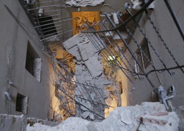 El desplome de las pasarelas de una corrala atrapa a ocho vecinos durante 10 horas