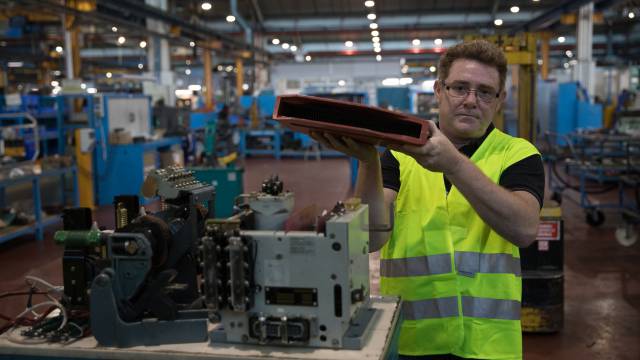 Un trabajador muestra una de las piezas que contenían amianto.