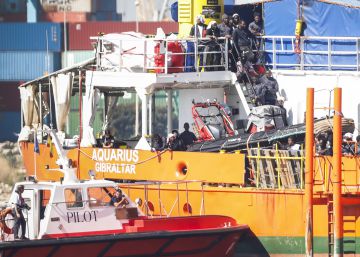 Los menores del ‘Aquarius, entre las Hogueras, la burocracia y el Mundial