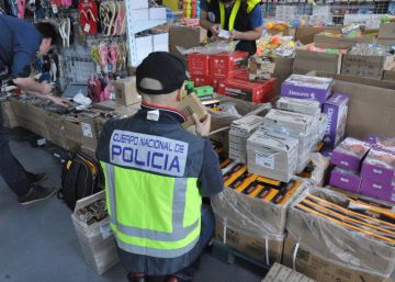 Cuatro detenidos en Bizkaia que almacenaban 23.340 pilas de apariencia falsa