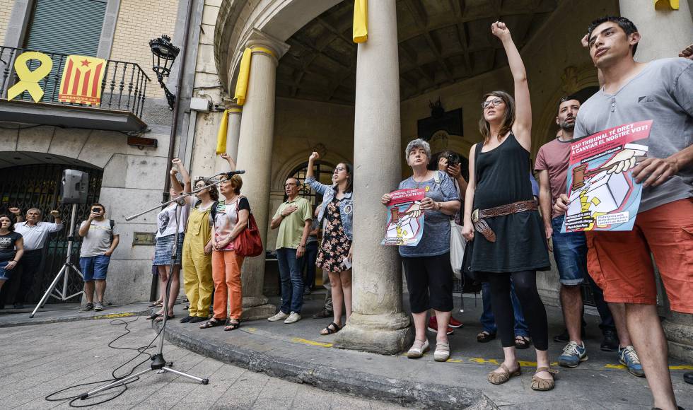 Montse Venturós, amb el puny aixecat, durant la protesta.
