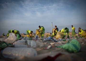 60.000 personas celebran Sant Joan en la playas de Barcelona y dejan 20 toneladas de basura