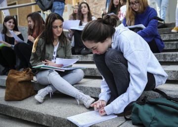 La cuarta bajada de tasas universitarias aún no compensa la subida de 2012