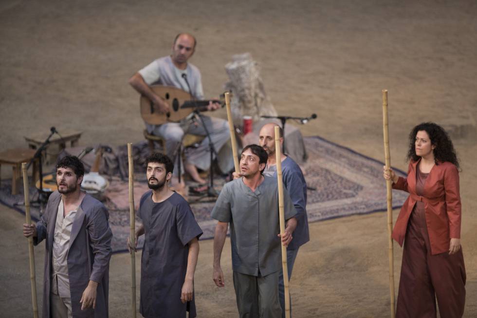 Els actors principals d''El poema de Guilgamesh, rei d'Uruk', en un moment de l'obra.
