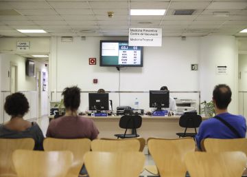 Dotze persones ferides en atropellar un autobús urbà un home a Barcelona