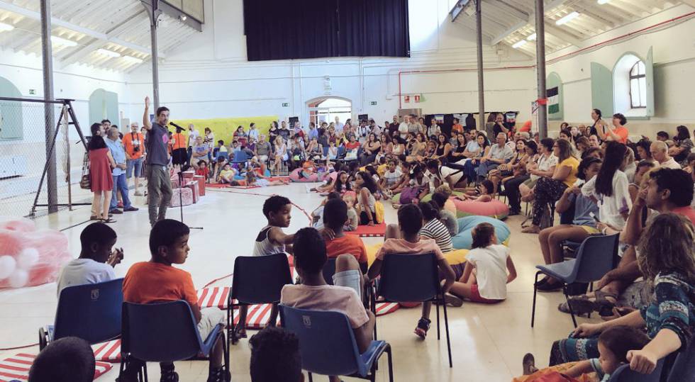 Los 80 niños saharauis en el acto de este sábado en Madrid.