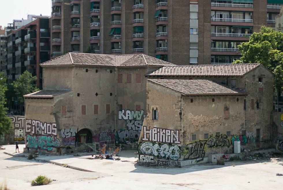 Dos de las personas que ocupan la Torre del Fang conversan en el exterior del edifico.