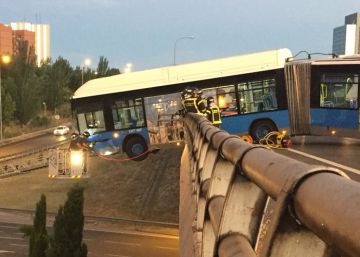 Un autobús de la EMT que cubría el Mad Cool queda colgando de un puente tras sufrir un accidente