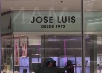 Els Mossos detenen dos dels quatre presumptes atracadors d’una joieria de Castelldefels