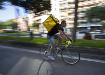 Els repartidors denuncien Glovo a Barcelona pel model laboral