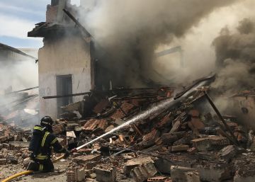 Un incendio destruye dos naves y dos casas en la Cañada Real Galiana