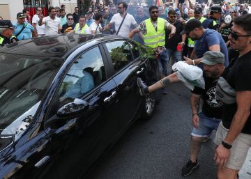 Uber i Cabify suspenen la seva activitat a Barcelona per les agressions de taxistes
