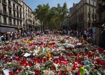 El homenaje a las víctimas de la Rambla: sin políticos ni invitación explícita al Rey