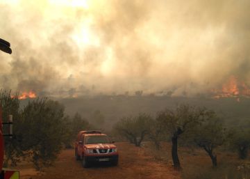 Desalojados vecinos de Barx y de dos urbanizaciones de Gandia por el incendio de Llutxent (Valencia)