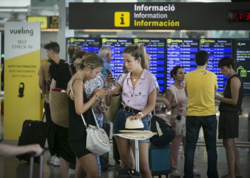 El Síndic insta les institucions a actuar davant dels “abusos” de les aerolínies al Prat