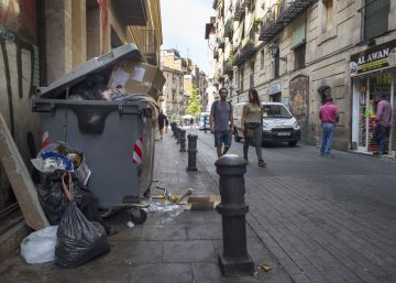 La suciedad en Ciutat Vella abre un nuevo frente a Colau