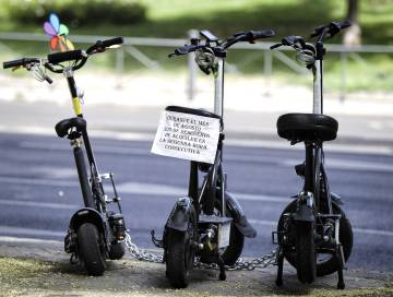 Patinetes eléctricos y bicis de alquiler en el centro de Madrid.