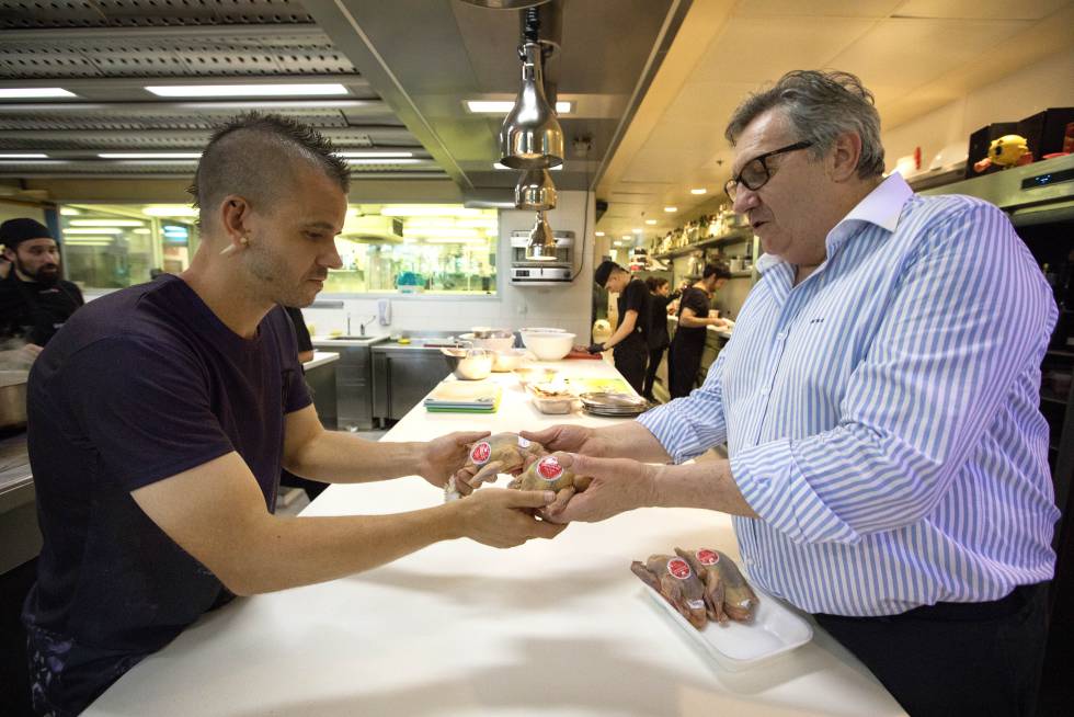 HIGINIO GÓMEZ . El pollero es el provedor habitual de restaurantes como DiverXO (con cuyo propietario, David Muñoz, está en la foto), Lakasa, La Bien Aparecida, Ramón Freixa, Membibre, Coque, Santceloni o Alabaster.