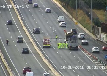 Un socavón obliga a cortar la A6 en hora punta en sentido Madrid