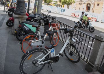 Los vehículos de alquiler se acomodan en el vacío legal de las calles de Madrid