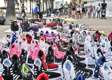 La alcaldesa de Roses admite su impotencia para frenar el ‘top manta’