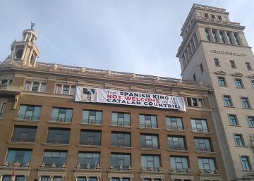 Desplegadas dos pancartas contra el Rey en la Rambla y en Plaza Catalunya antes de los homenajes a las víctimas