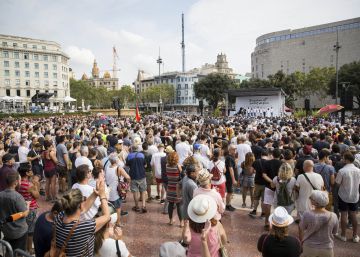 Barcelona pays tribute to the victims of last year’s terror attacks