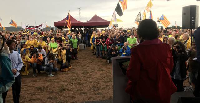 Fotografía del acto celebrado junto a la cárcel de Lledoners publicada en Twitter por el diputado Joan Tardá.
