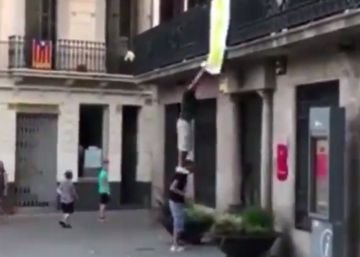Dos individuos arrancan el lazo amarillo del distrito de Sant Andreu de Barcelona