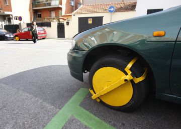 Un conductor ebrio se graba quitando el cepo colocado por los Mossos unos minutos antes