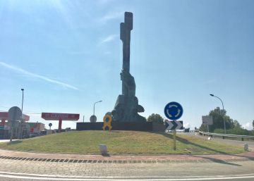 Denunciado Arcadi Espada por hacer pintadas en un lazo amarillo en L’Ametlla de Mar
