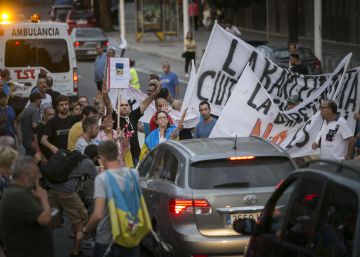 Els veïns de la Barceloneta tallen l’accés a la Ronda en protesta per la inseguretat