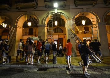 Los vecinos reponen los lazos amarillos retirados en pueblos de Girona