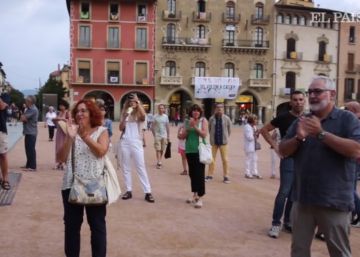 La plaça major de Vic rep amb una ovació les proclames patriòtiques de l’Ajuntament