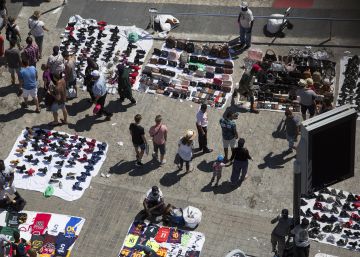 Els botiguers amenacen a vendre al carrer per protestar contra el ‘top manta’
