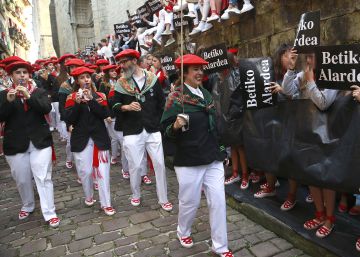 Pitos y plásticos negros contra la mujer en el Alarde de Hondarribia