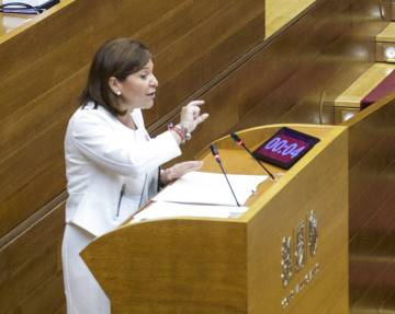 La presidenta del PP, Isabel Bonig, durante su intervención.