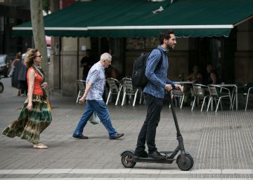 Barcelona multará el mal uso de los patinetes eléctricos