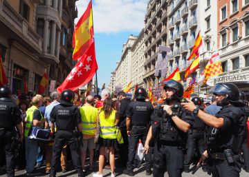 Los Mossos evitan enfrentamientos entre dos marchas de signo opuesto en Barcelona