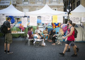L’acampada independentista de la plaça Sant Jaume enfronta Torra i Colau