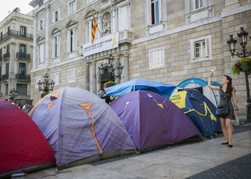 La acampada independentista quiere apropiarse ‘sine die’ de la plaza de Sant Jaume
